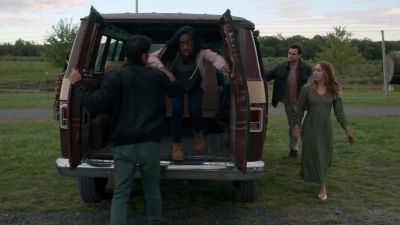 Three minutes. We need to keep moving. - Manifest