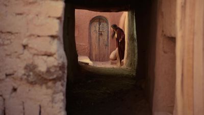 Through here. - Tut