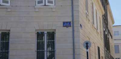 Throughout Bordeaux,
there's monuments, - Quintessentially Irish