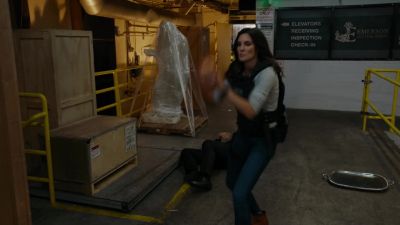Throw it. - NCIS: Los Angeles