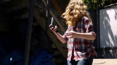 Throw the gun. - Sense8