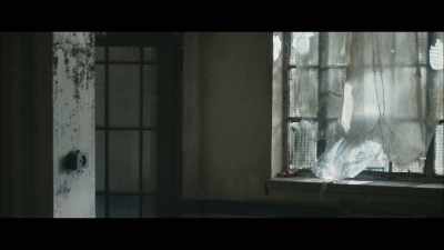-(THUDDING)
-(LUKE GASPS) - The Marine 6: Close Quarters