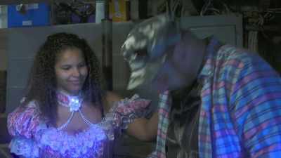 (thunder crackling)
(screeching) - Sharkula
