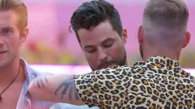 ♪ THUNDER, THUNDER
LIGHTNING AND THE THUNDER ♪ - Love Island