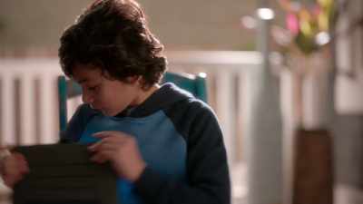 -Tía, I gotta go.
-[aunt] Carlos... - Julie and the Phantoms