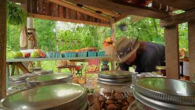[tickle] okay. Are you making
a pie or a drink. [laughs] - Moonshiners: Master Distiller