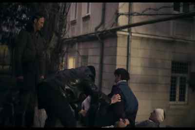 Tie him to that. Down! - Libertate
