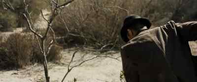 - Tienen libros.
- Buenos, sacúdelos. - Bone Tomahawk