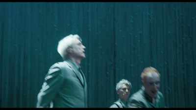 ♪ Time isn't holding us - David Byrne's American Utopia