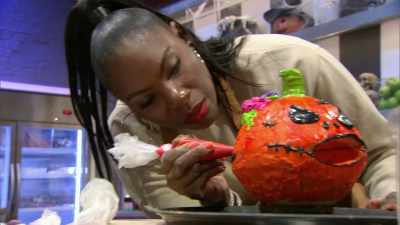 [Tinnell] And there's also
a nice big flower crown, - Halloween Cookie Challenge