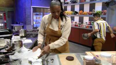 [Tinnell] For my first dough,
I'm gonna make - Halloween Cookie Challenge