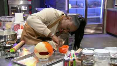 [Tinnell] I need to give
this pumpkin a texture
using royal icing - Halloween Cookie Challenge