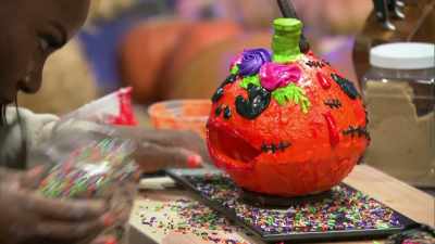 [Tinnell] I'm putting
some sprinkles on - Halloween Cookie Challenge