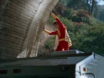 [tires screeching] - Shazam!