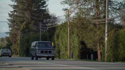 [tires squeal] - How She Caught A Killer