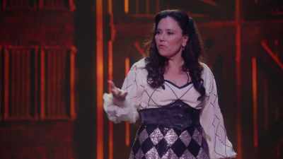 Știu că nu e o alegere,
pentru că ce persoană - Alex Borstein: Corsets & Clown Suits