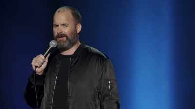 Ştiu că vă uitaţi la mine:
"Ce vorbeşti? Eşti perfect." - Tom Segura: Disgraceful