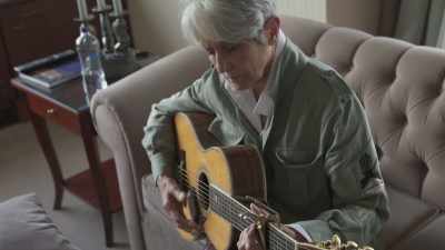 To było tutaj, w pokoju, - Joan Baez: I Am a Noise