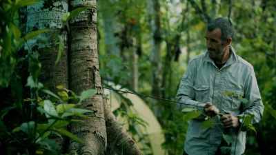 TO GROW SO LARGE, A SNAKE NEEDS
AN UNUSUALLY HOT ENVIRONMENT, - Expedition Mungo