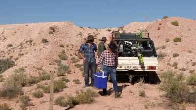 To help is Justin's dad Rob.
Thanks, Dad. - Outback Opal Hunters