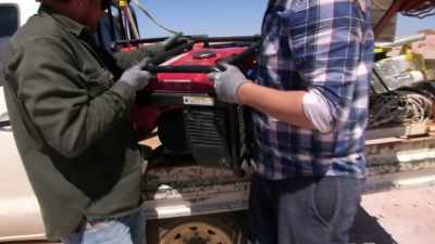 To make up the short fall, they're
heading back down their other claim, - Outback Opal Hunters