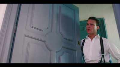 -To the American.
-What guy?
What does he look like? - Little Birds