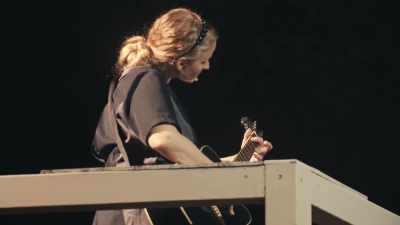[tocando música suave de guitarra] - The Confession Musical