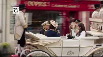 Toda a gente está de olho em ti - Royally Ever After