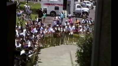 Toda esta multitud
espera que salga el equipo. - We Beat the Dream Team