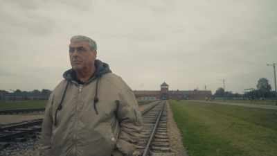 Toda la logística para
construir esto, matando gente... - The Tattooist’s Son: Journey to Auschwitz