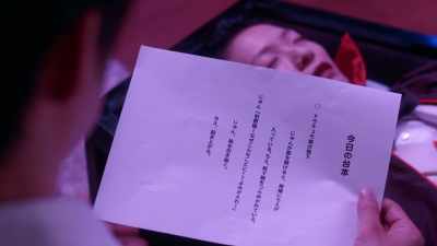 [ Today's Script
* Inside Dracula's Castle
When Jun opens the door, there lies Chie in the coffin.
There is a stake piercing Chie's chest.
Jun "Lord Count! Why did this happen to you?! Revive!"
Jun will pull out the stake.
Chie will get up. ] - When I Get Home, My Wife Always Pretends to be Dead