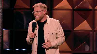Tom connaît.
On était à l'école ensemble. - Backstage with Katherine Ryan