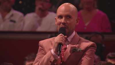 Tom.
Erm... Good evening, Kylie Minogue. - An Audience With Kylie