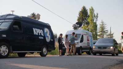 - (Tom honks)
- (reporters shout) - Beyond