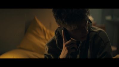 - Tom?
- I think she knows something. - War of the Worlds