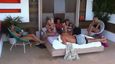 ‐Tom and Sophie.
‐TOM: Oh. - Love Island