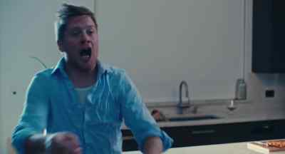 Tom. Tom, she's
baiting you, stop. - Love Bomb
