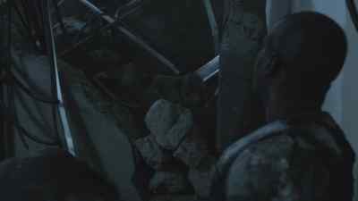 Tom. Wait, Tom.
That's not gonna help, man. - Falling Skies