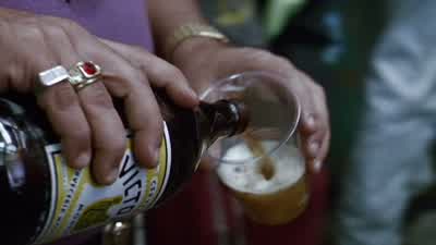 Toma, amigo. - Amores Perros
