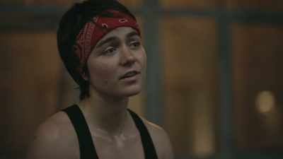 (Toni sighs)
- Do you mind if I shower here? - Uppercut