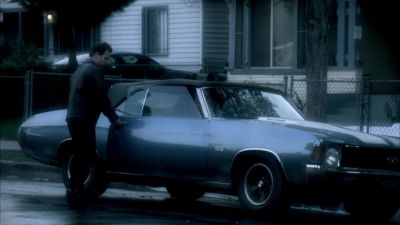 ♪ Tonight there's
fallen angels ♪ - Cold Case
