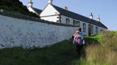 Tonight's accommodation is the
cottage that would have once housed - Extraordinary Escapes with Sandi Toksvig