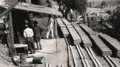 (tools clanking) - Frank Lloyd Wright: The Man Who Built America