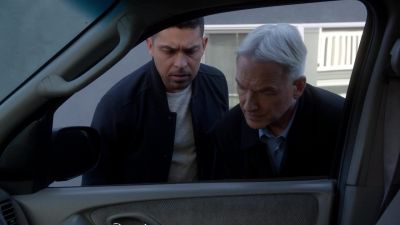 TORRES:
She wrote something there. - NCIS