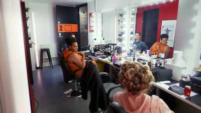 - Tous les deux ?
- C'était une résurrection. - Backstage with Katherine Ryan