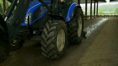 [tractor rumbles] - Tractor Ted