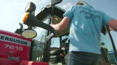 [Tractor Ted]
Come on, everyone. The grass
is all ready to collect. - Tractor Ted