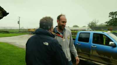 [Tractor Ted]
Farmer Tom has come to help
his friend get some cows in. - Tractor Ted