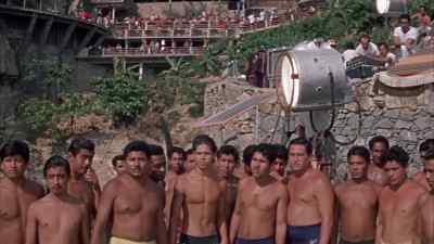 - Trae la cinta.
- Get the divers. - Pepe