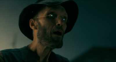 [train bell dinging] - Doctor Sleep